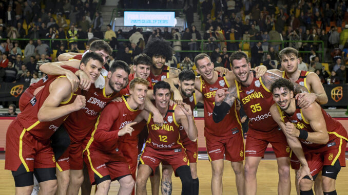 Los jugadores de la selección española de baloncesto celebran la victoria tras el partido de la fase de clasificación para el Eurobasket 2025 que las selecciones de España y Eslovaquia disputaron en el pazo Paco Paz de Ourense (Galicia). EFE/ Brais Lorenzo
