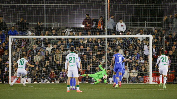 El guardameta del Manises, Adrián Muñoz (c), detiene un penalti durante el encuentro de primera ronda de Copa del Rey entre Manises CF y Getafe CF, este martes en el campo Vicente Martínez Catalá de Manises (Valencia). EFE/ Manuel Bruque
