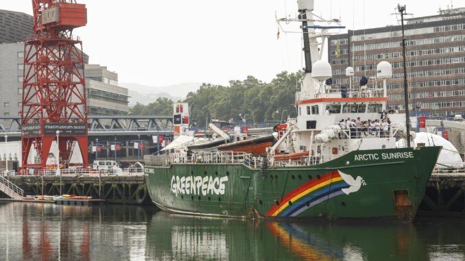 Imagen de archivo del barco de "Artic Sunrise" de Greenpeace. EFE/ Miguel Toña
