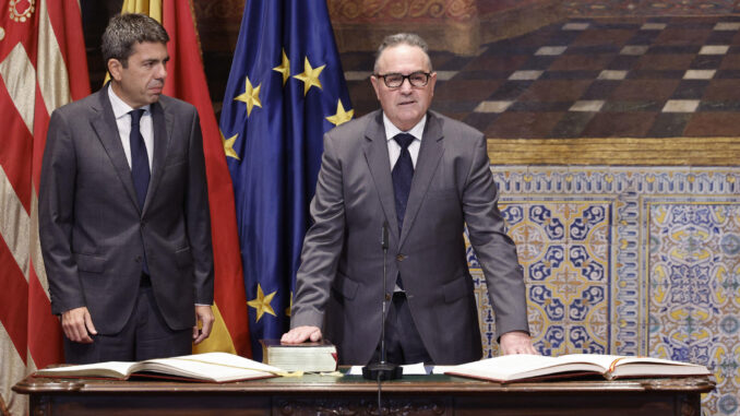 El nuevo conseller para la Recuperación Económica y Social de la Comunitat Valenciana, el teniente general retirado Francisco José Gan Pampols (d), toma posesión de su cargo junto al president de la Generalitat, Carlos Mazón (i). EFE/ Kai Forsterling
