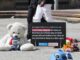 Fotografía de archivo de varios juguetes junto a un cartel de protesta que resume una historia de abuso a un niño, durante un plantón en la Plaza del céntrico barrio 20 de Julio, en Bogotá (Colombia). EFE/ Carlos Ortega