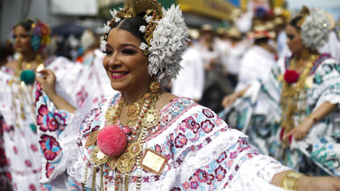 Mujeres vestidas con el traje típico panameño participan este domingo durante el desfile folclórico que conmemora el 203 año del grito de independencia de Panamá en La Chorrera (Panamá). EFE/Bienvenido Velasco
