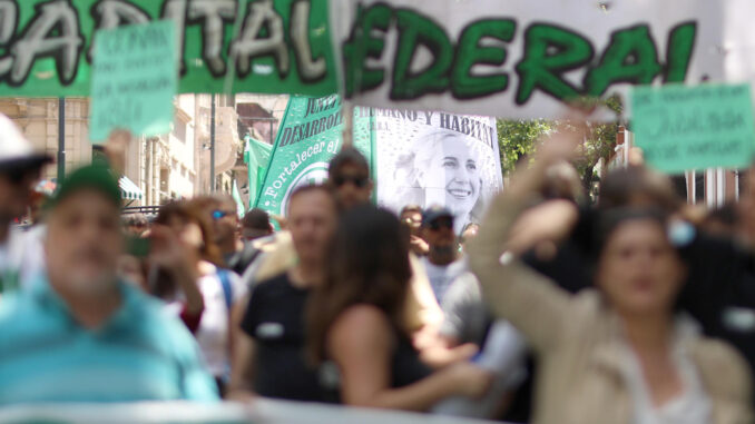 Personas se manifiestan durante una protesta este jueves en Buenos Aires (Argentina). EFE/Juan Ignacio Roncoroni
