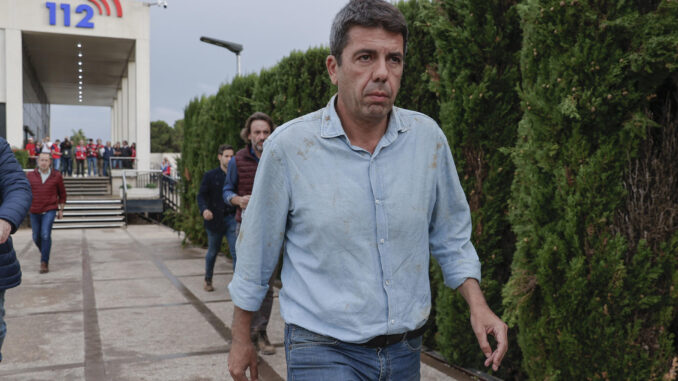 El presidente de Valencia, Carlos Mazón en el Centro de Emergencias de la Generalitat valenciana, en l'Eliana (Valencia), desde el que se coordina la emergencia por la dana, este domingo. EFE/Manuel Bruque
