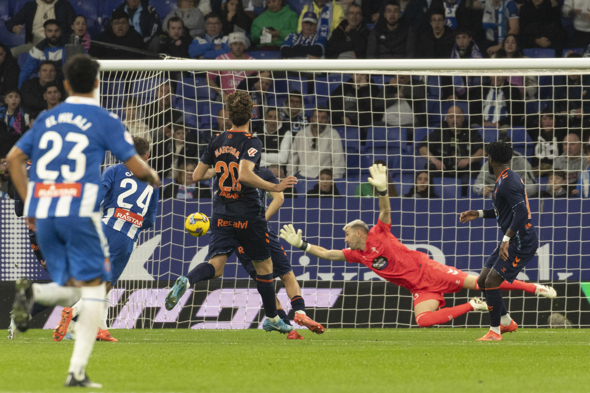 El delantero del Espanyol Irvin Cardona (2-i) marca ante el Celta, durante el partido de LaLiga que RCD Espanyol y Celta de Vigo disputaron en el estadio de RCDE Stadium. en Barcelona. EFE/Marta Pérez
