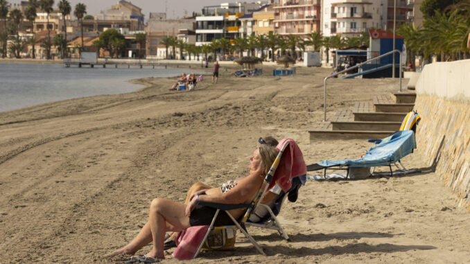 Una pareja toma el sol este miércoles en la playa de Villananitos de San Perdo del Pinatar. EFE/Marcial Guillén
