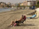 Una pareja toma el sol este miércoles en la playa de Villananitos de San Perdo del Pinatar. EFE/Marcial Guillén