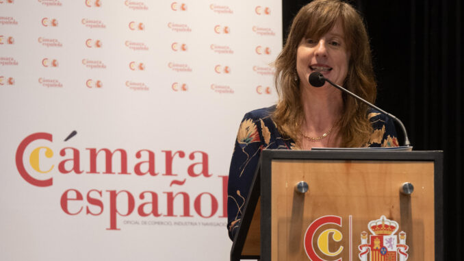 La vicepresidenta de la Cámara Española Uruguaya, Leticia Lago, participa en un encuentro este martes, organizado por la Cámara Española Oficial de Comercio, Industria y Navegación (Camacoes) en Montevideo (Uruguay). EFE/ Sofía Torres
