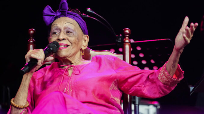 Fotografía de archivo en donde aparece la cantante cubana Omara Portuondo durante su actuación en el Festival Cruilla, en el Parc del Fòrum de Barcelona EFE/ Enric Fontcuberta.
