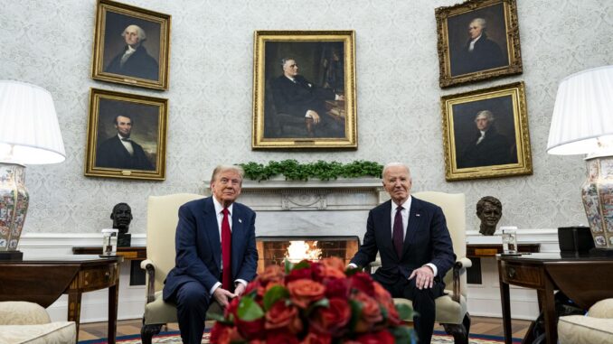 Fotografía del encuentro entre el expresidente de Estados Unidos Donald Trump y el actual mandatario, Joe Biden. EFE/Al Drago
