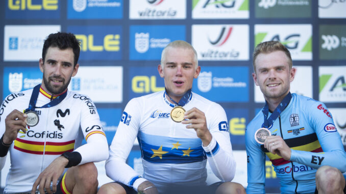 El español Felipe Orts (i), medalla de plata y los belgas, Thibau Nys (c), medalla de oro y Eli Iserbyt, medalla de bronce, posan a la finalización de la prueba Élite Masculina del Campeonato de Europa de Ciclocross UEC que se ha celebrado hoy domingo en Pontevedra. EFE / Salvador Sas.
