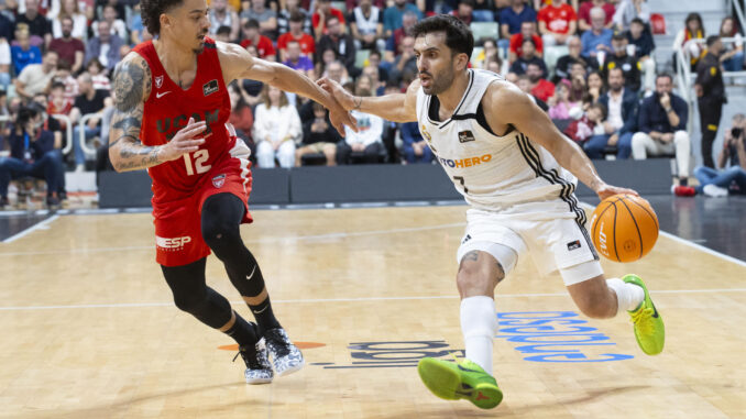 El base argentino del Real Madrid Facundo Campazzo (d) controla el balón ante la presión del base estadounidense de UCAM Murcia Jonah Radebaugh (i), durante el partido de la sexta jornada de la liga Endesa jugado en el Palacio de los Deportes de Murcia. EFE/Marcial Guillén
