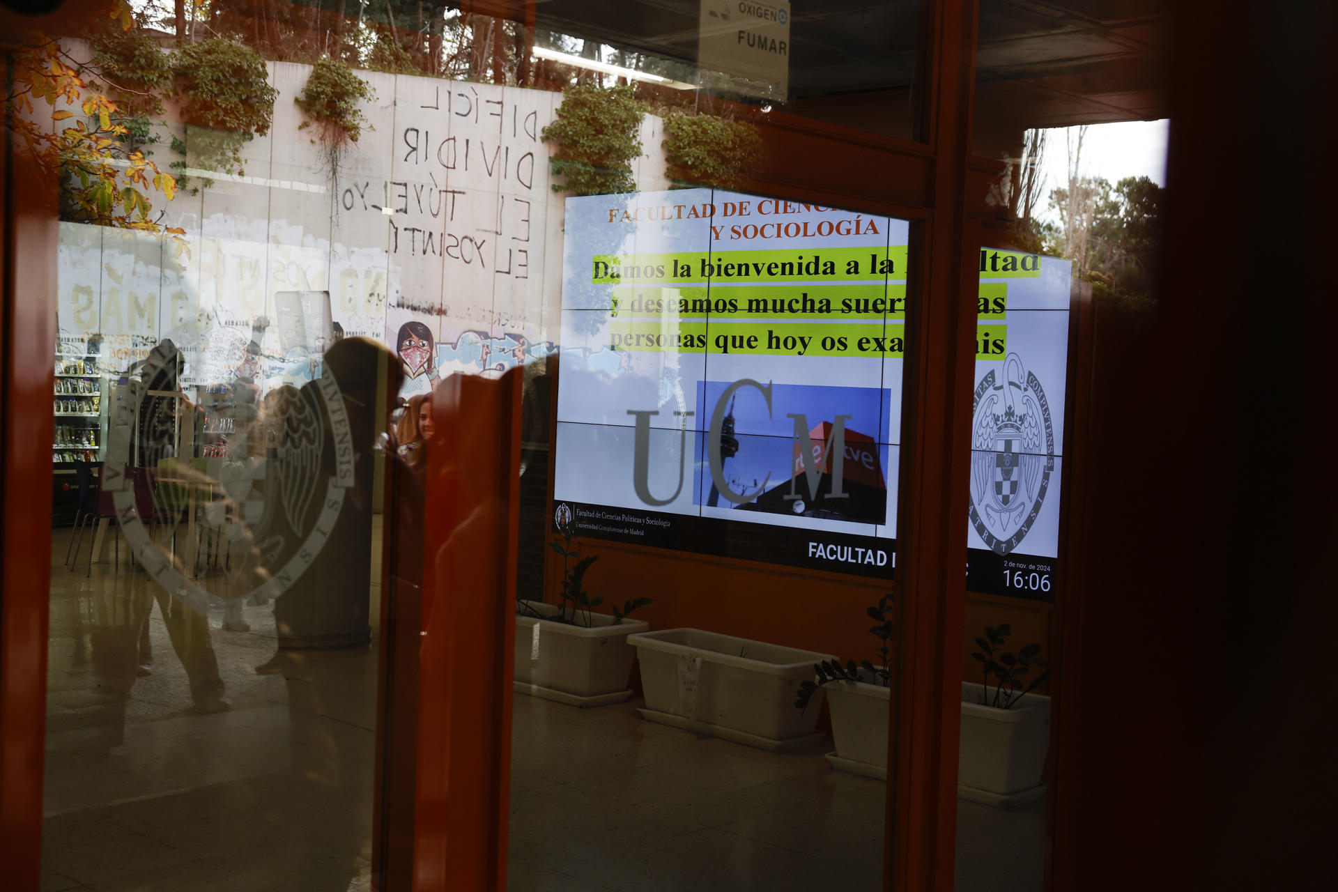 Vista de las instalaciones de la Universidad Complutense de Madrid, donde este sábado se celebra la prueba de las oposiciones de RTVE para informador, . EFE/ Zipi Aragon
