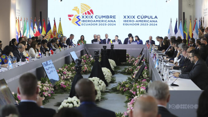 Fotografía de la sesión plenaria de la XXIX Cumbre Iberoamericana este viernes, en el museo Pumapungo en Cuenca (Ecuador). EFE/ José Jácome
