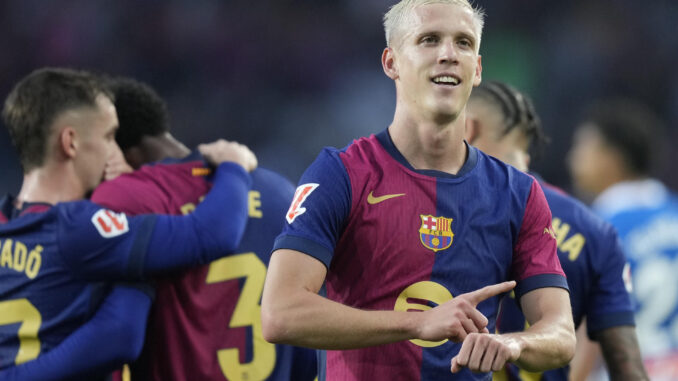 El centrocampista del FC Barcelona Dani Olmo celebra después de marcar su segundo gol, que pone el marcador a 3-0, durante el partido de LaLiga que enfrenta al FC Barcelona contra el Espanyol este domingo en el Camp Nou en Barcelona. EFE/ Enric Fontcuberta
