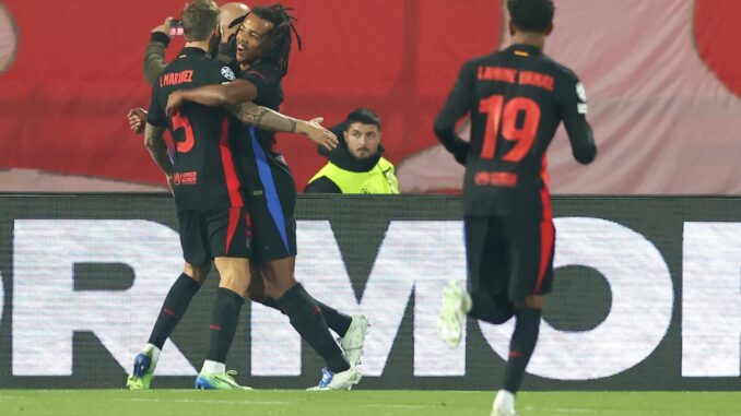 El central del Barcelona Inigo Martinez (I) celebra el 0-1 con su compañero Jules Kounde durante el partido de la UEFA Champions League league que han jugado FC Crvena zvezda y FC Barcelona, en Belgrado, Serbia. EFE/EPA/ANDREJ CUKIC
