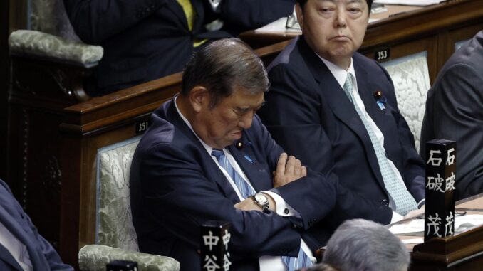 El primer ministro japonés, Shigeru Ishiba, aparentemente se quedó dormido durante la votación parlamentaria en la que fue reelegido para dicho cargo por mayoría simple, el 11 de noviembre de 2024. EFE/EPA/FRANCK ROBICHON
