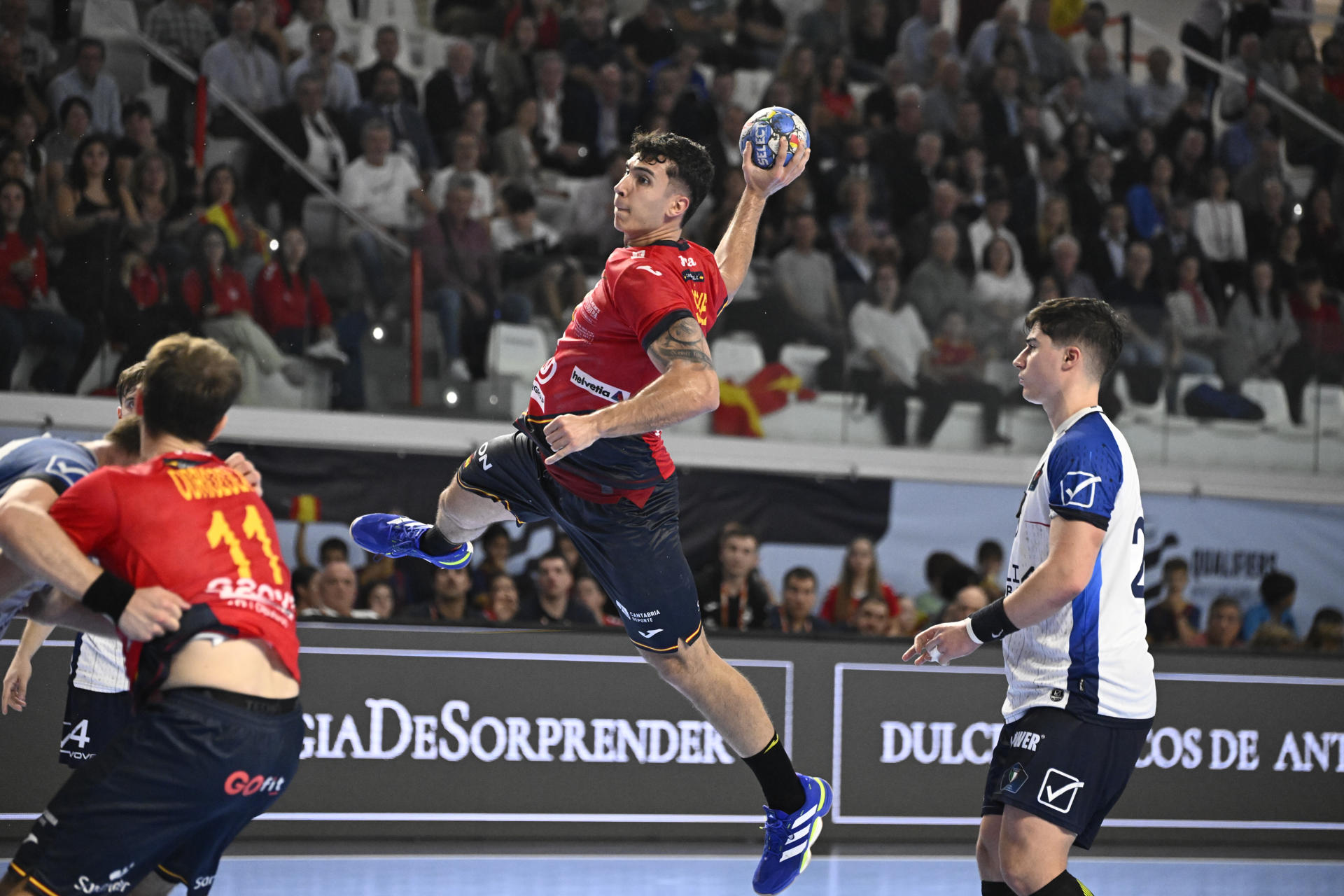 El jugador de la selección española Javier Rodríguez (c) se dispone a lanzar, durante el partido clasificatorio para el Campeonato de Europa de Dinamarca, Suecia y Noruega de 2026 disputado este miércoles en el Pabellón Puerto de Sagunto, en Valencia. EFE/Andreu Esteban
