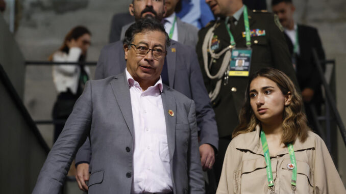 El presidente de Colombia, Gustavo Petro (i), sale de la reunión durante el segundo día de la Cumbre de jefes de Estado del G20, este martes en Río de Janeiro (Brasil). . EFE/ Antonio Lacerda
