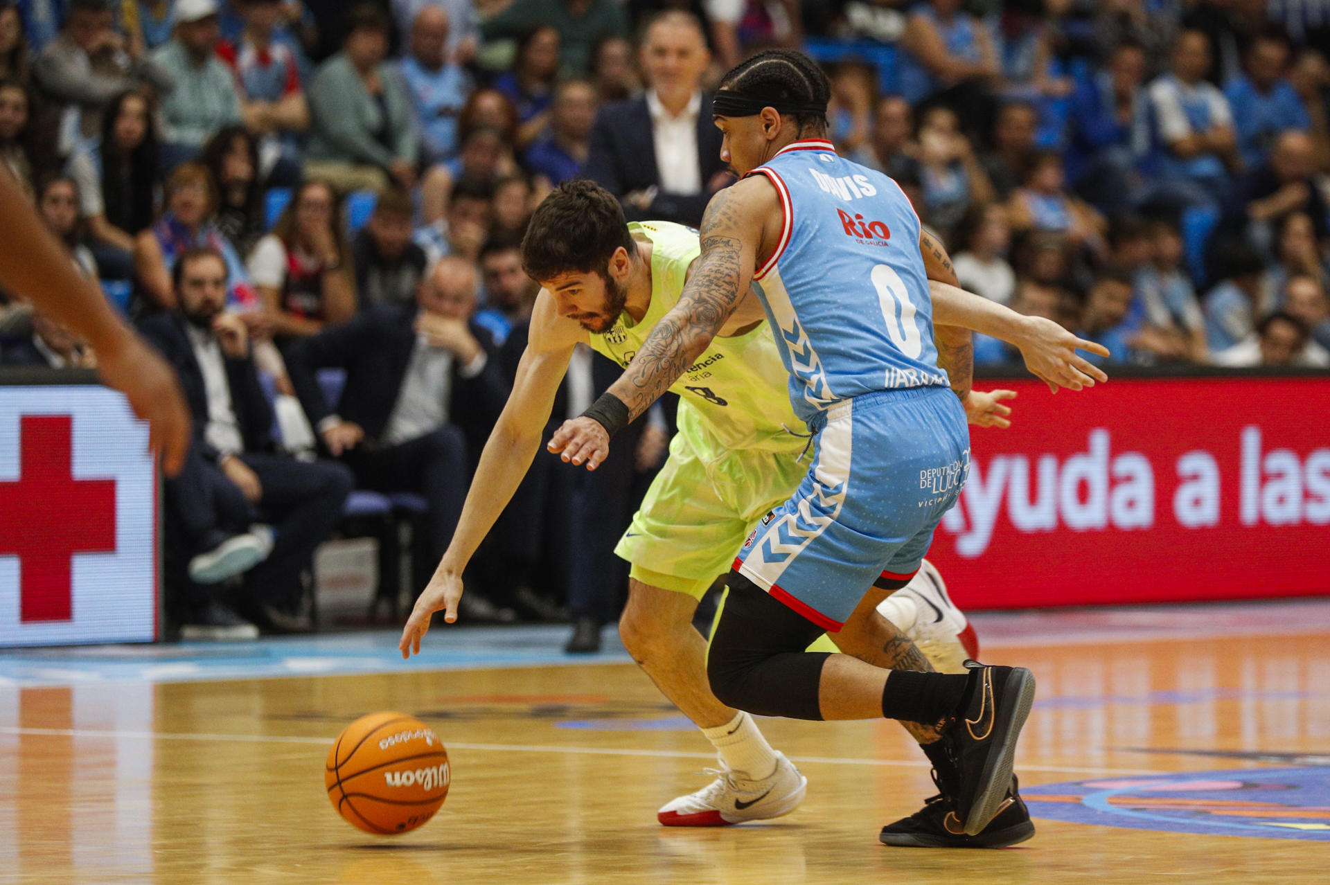 - El escolta del Barcelona Álex Abrines (i) trata de jugar un balón ante Jordan Davis, del Breogán, durante el partido de la Liga Endesa que CB Breogán y FC Barcelona disputan este domingo en el Palacio de los Deportes de Lugo. EFE/Eliseo Trigo
