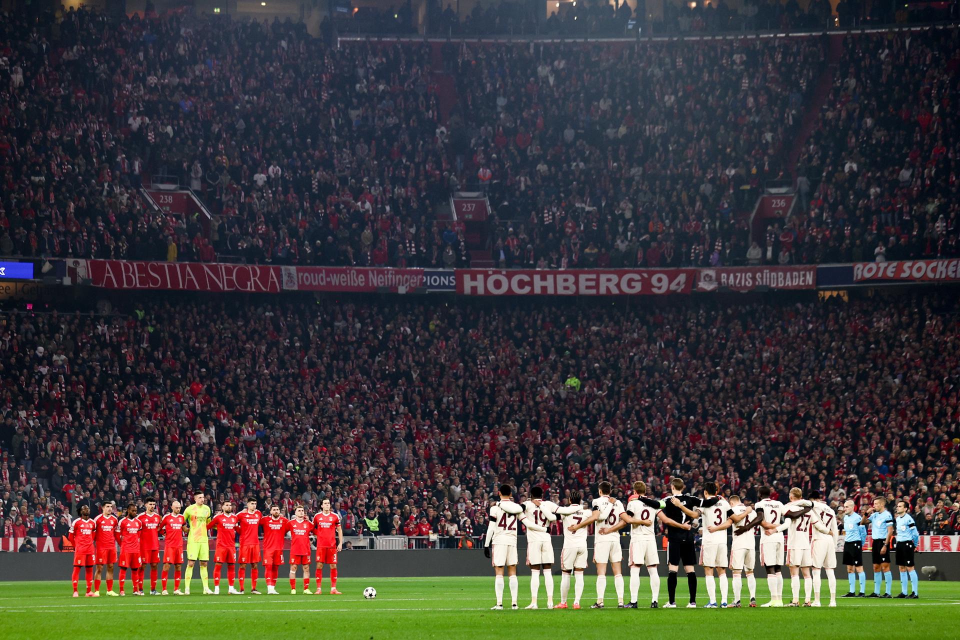 Minuto de silencio antes del partido de la UEFA Champions League que han jugado FC Bayern Munich y S.L. Benfica, yn Múnich,  Alemania. EFE/EPA/ANNA SZILAGYI
