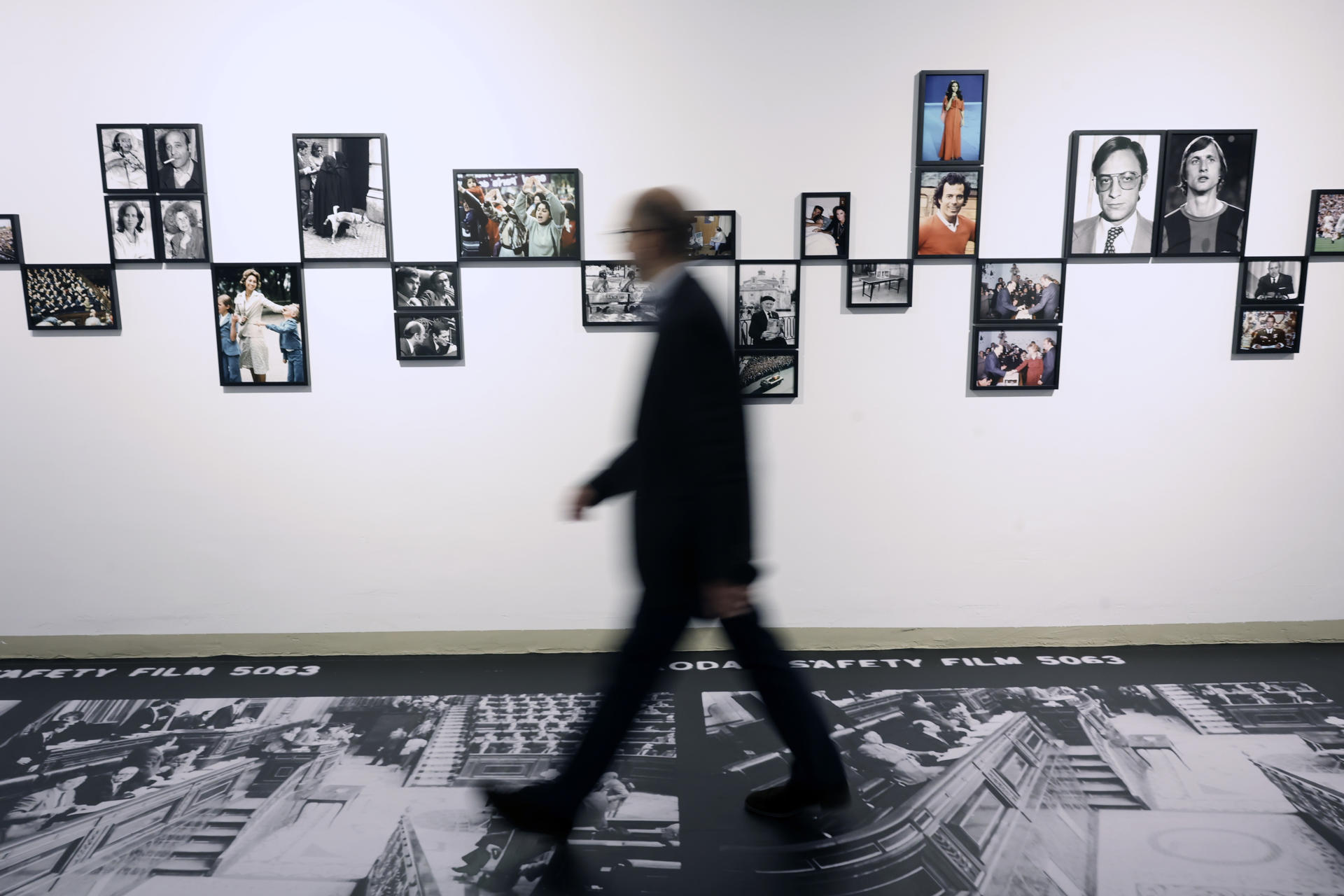 Exposición 'Tu memoria colectiva', dentro de la celebración del 85 aniversario de la Agencia EFE, este jueves en el Espacio Larra, en Madrid. EFE/Kiko Huesca
