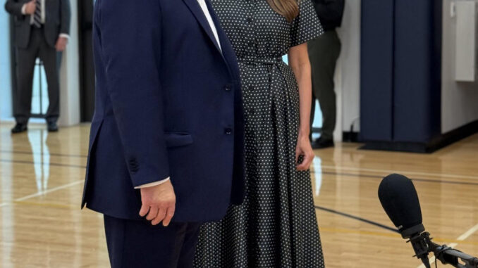 Fotografía tomada de la cuenta @margommartin de la red social X donde se observa al expresidente de EE.UU. y candidato republicano, Donald Trump, junto a su esposa, Melania Trump, luego de depositar su voto, este martes, en el Mandel Recreation Center de Palm Beach, en Florida (Estados Unidos). EFE/ @margommartin
