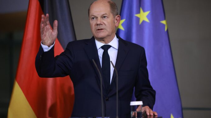 El canciller alemán Olaf Scholz habla durante una conferencia de prensa en la Cancillería en Berlín, Alemania, 04 de noviembre ) EFE/EPA/CLEMENS BILAN
