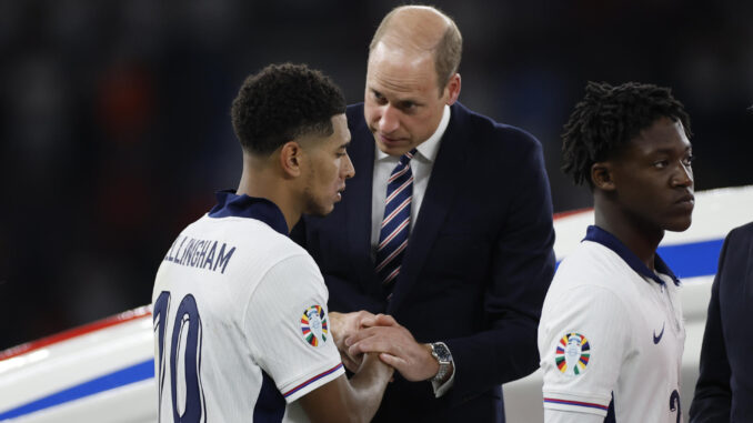 El príncipe Guillermo saluda al jugador inglés Jude Bellingham durante el acto de entrega de las medallas a los finalistas al término de la final de la Eurocopa en el Estadio Olímpico de Berlín. EFE/Alberto Estévez
