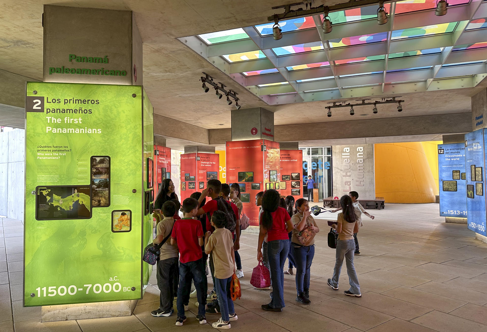 Estudiantes visitan el Biomuseo durante la inauguración de la primera edición de "Mi experiencia en el museo", este jueves en Ciudad de Panamá (Panamá). EFE/Bienvenido Velasco
