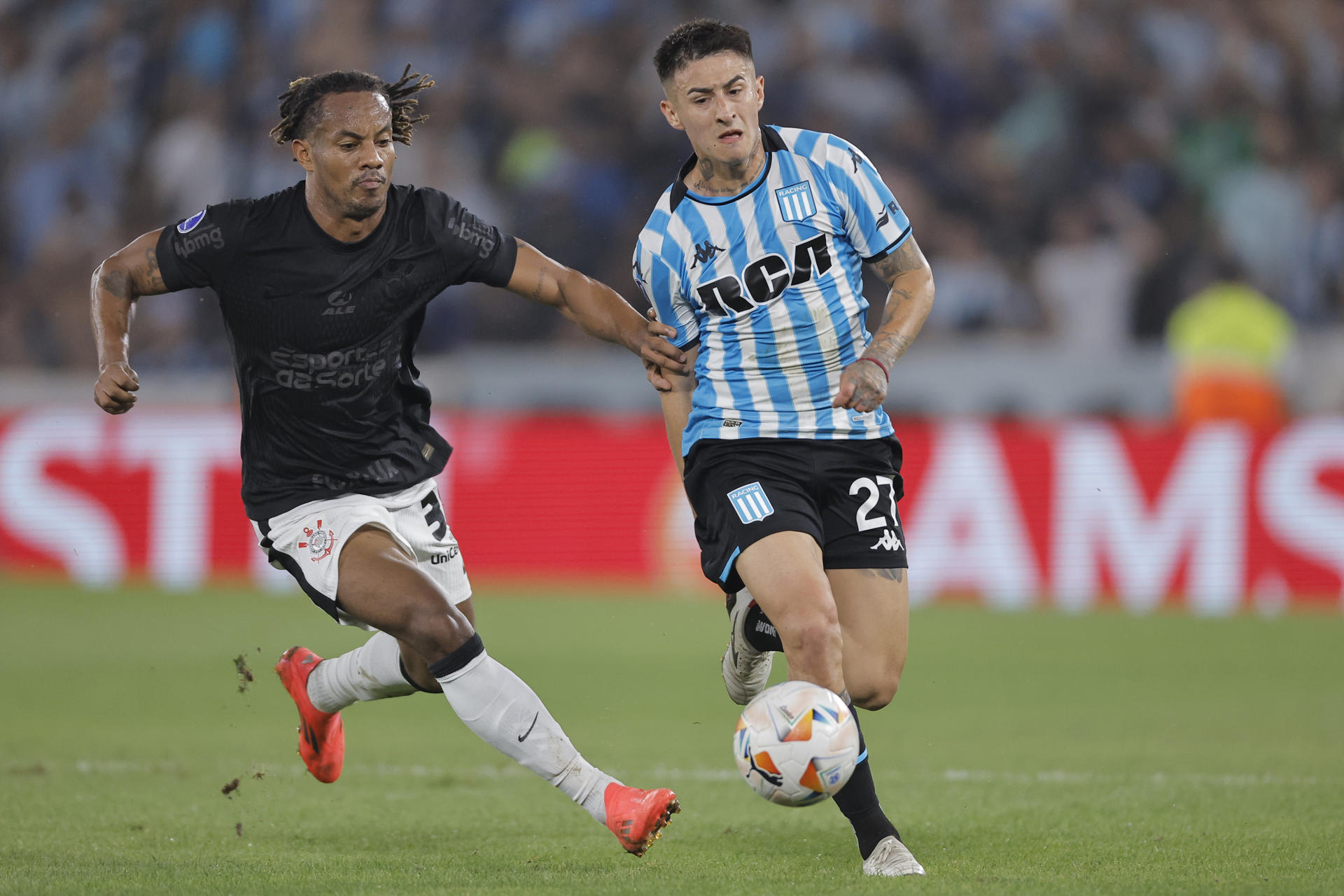 Gabriel Rojas (d) de Racing disputa el balón con André Carrillo de Corinthians en un partido de las semifinales de la Copa Sudamericana. EFE/ Juan Ignacio Roncoroni
