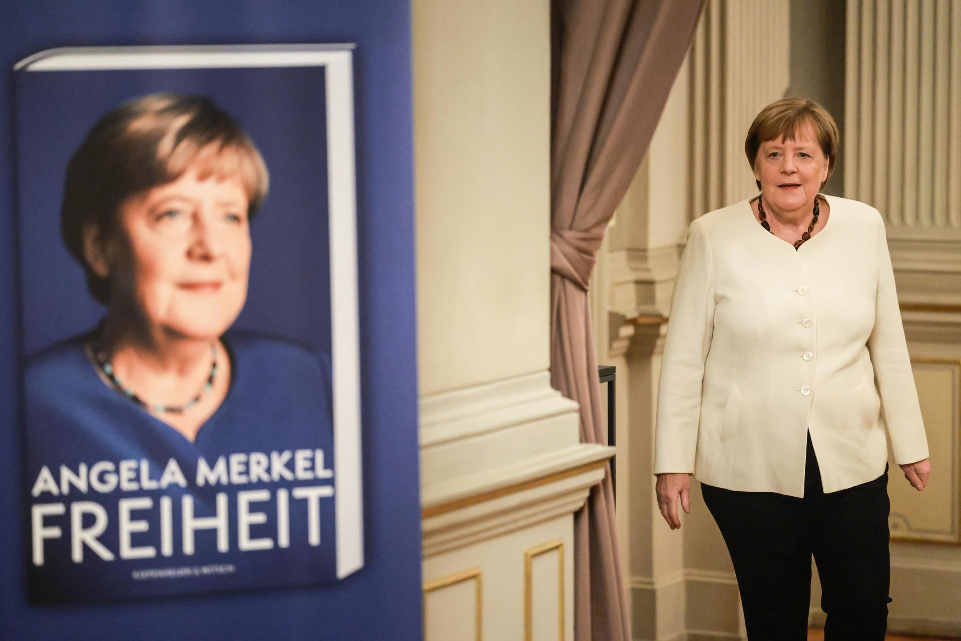 La ex canciller alemana Angela Merkel llega para presentar su libro 'Libertad. Memorias 1954 - 2021' en el Deutsches Theater de Berlín, Alemania, el 26 de noviembre de 2024. Las memorias políticas de Merkel se publicaron el 26 de noviembre de 2024. (Germany) EFE/EPA/CLEMENS BILAN
