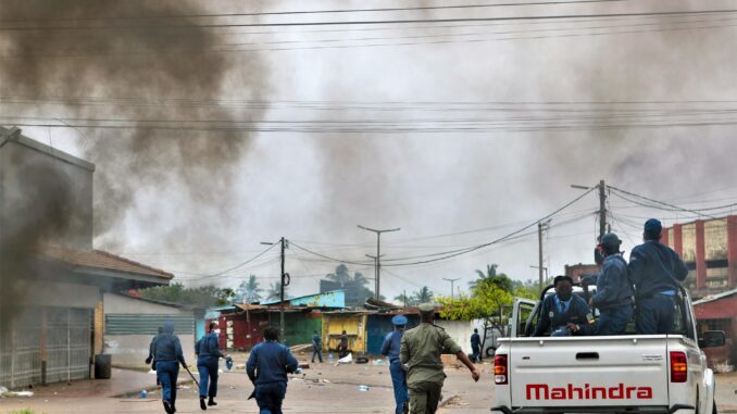 La policía intenta recuperar bienes robados después de que los manifestantes robaran un supermercado durante una huelga convocada por el Partido Optimista para el Desarrollo de Mozambique (Podemos) en Maputo, Mozambique, el 7 de noviembre de 2024.EFE/EPA/Luisa Nhantumbo
