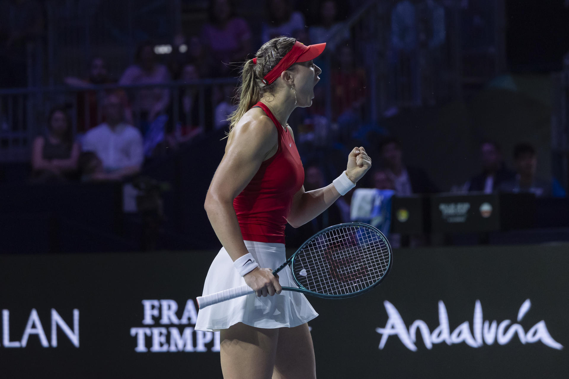 La tenista española Paula Badosa durante su partido contra la polaca Iga Swiatek, en el segundo turno este viernes en las finales de la Copa Billie Jean King en Málaga. EFE/Carlos Díaz.
