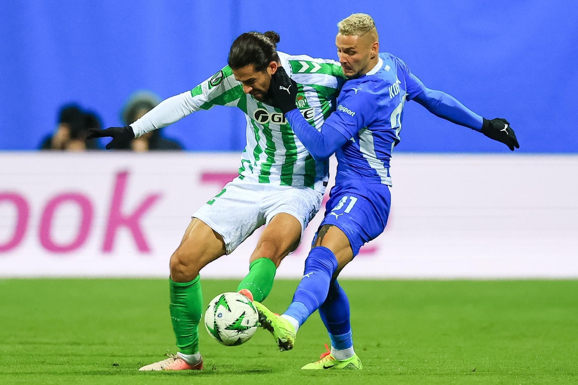 El Betis defraudó de nuevo en la Liga Conferencia y, en un pésimo partido, encajó su segunda derrota en la cuarta jornada al caer por 2-1 ante el Mladá Boleslav checo, que remontó en solo tres minutos el gol en el 17 del argentino Giovani Lo Celso -expulsado en la recta final- con tantos de Vojta (m.51) y Vydra (m.54). EFE/EPA/MARTIN DIVISEK
