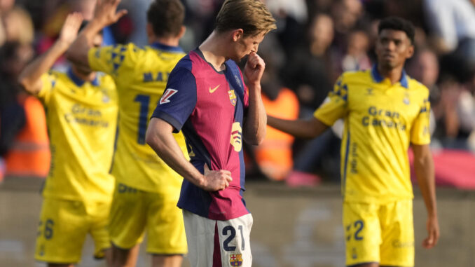 El centrocampista neerlandés del Barcelona Frenkie de Jong tras la derrota ante Las Palmas en partido de LaLiga en el Estadio Olímpico Lluís Companys en Barcelona este sábado. EFE/Enric Fontcuberta
