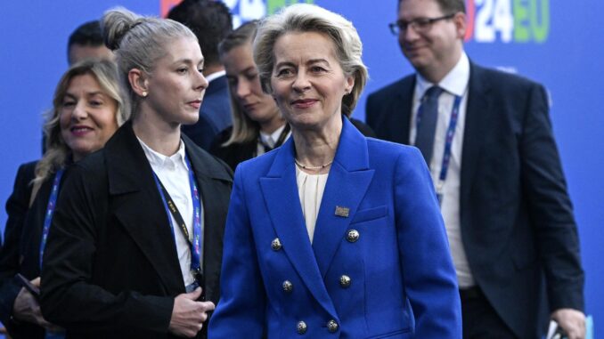 La presidenta de la Comisión Europea, Ursula von der Leyen (C), llega a una cumbre informal del Consejo Europeo en el Arena Puskas en Budapest, Hungría, el 08 de noviembre de 2024. La reunión informal se lleva a cabo tras la quinta cumbre de la Comunidad Política Europea. Hungría ostenta la presidencia del Consejo Europeo hasta el 31 de diciembre. (Hungría) EFE/EPA/SZILARD KOSZTICSAK HUNGRÍA FUERA
