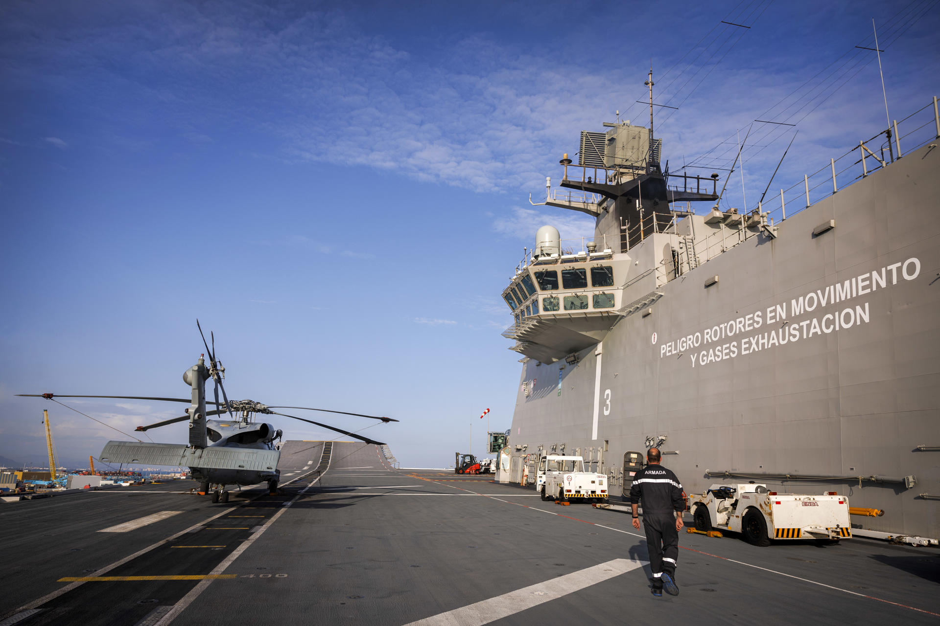 Vista de la cubierta del buque Juan Carlos I atracado en el puerto de Valencia. La magnitud de la tragedia ocasionada por la riada del 29 de octubre en Valencia ha llevado a la Armada a movilizar al mayor buque de guerra construido nunca en España, el Juan Carlos I, que se ha volcado en asistir a los afectados de la zona cero por tierra, mar y aire. EFE/ Villar López
