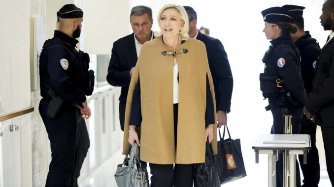 La líder de extrema derecha francesa del Rassemblement National (RN), Marine Le Pen (C), llega al tribunal de París para un juicio sobre la supuesta creación de empleos falsos para malversar dinero del Parlamento Europeo en París, Francia, el 05 de noviembre de 2024. La líder de la extrema derecha francesa, Marine Le Pen, asistió a su último día de interrogatorio sobre sus funciones anteriores entre 2011 y 2021, en el juicio por presunto empleo ficticio de asistentes parlamentarios del RN. Le Pen y 25 otros miembros del partido político de extrema derecha francés Rassemblement National (RN) están bajo juicio hasta el 27 de noviembre. Francia EFE/EPA/TERESA SUAREZ
