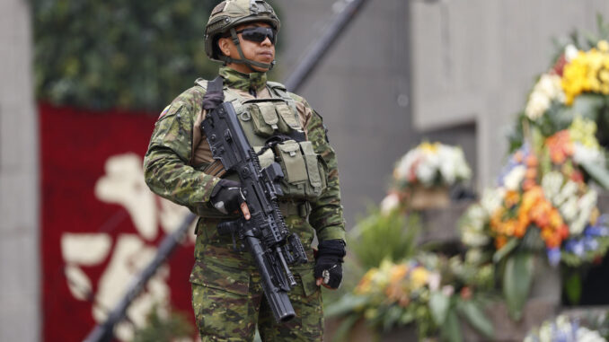 Un integrante de las Fuerzas Armadas de Ecuador vigila afuera del museo Pumapungo donde se desarrollará la XXIX Cumbre Iberoamericana de Jefes de Estado y de Gobierno este jueves, en Cuenca (Ecuador). EFE/ Bienvenido Velasco
