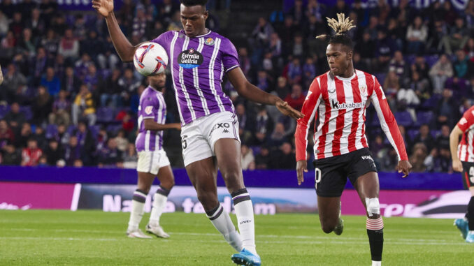 El defensa del Valladolid Juma Bath (i) protege un balón ante Nico Williams, del Athletic, durante el partido de LaLiga que Real Valladolid y Atlhetic Club disputan este domingo en el estadio José Zorilla. EFE/R. García
