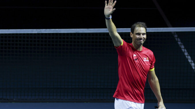 El tenista Rafa Nadal saluda a la afición durante el homenaje en el pabellón Martín Carpena de Málaga. EFE/Daniel Pérez
