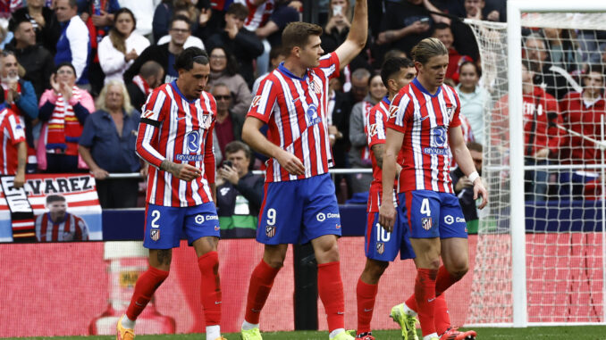 El defensa noruego del Atlético de Madrid Alexander Sorloth (c) celebra después de marcar el 2-0 durante el partido de LaLiga que ha enfrentado al Atlético de Madrid y a Las Palmas este domingo en el estadio Metropolitano en Madrid. EFE/Chema Moya
