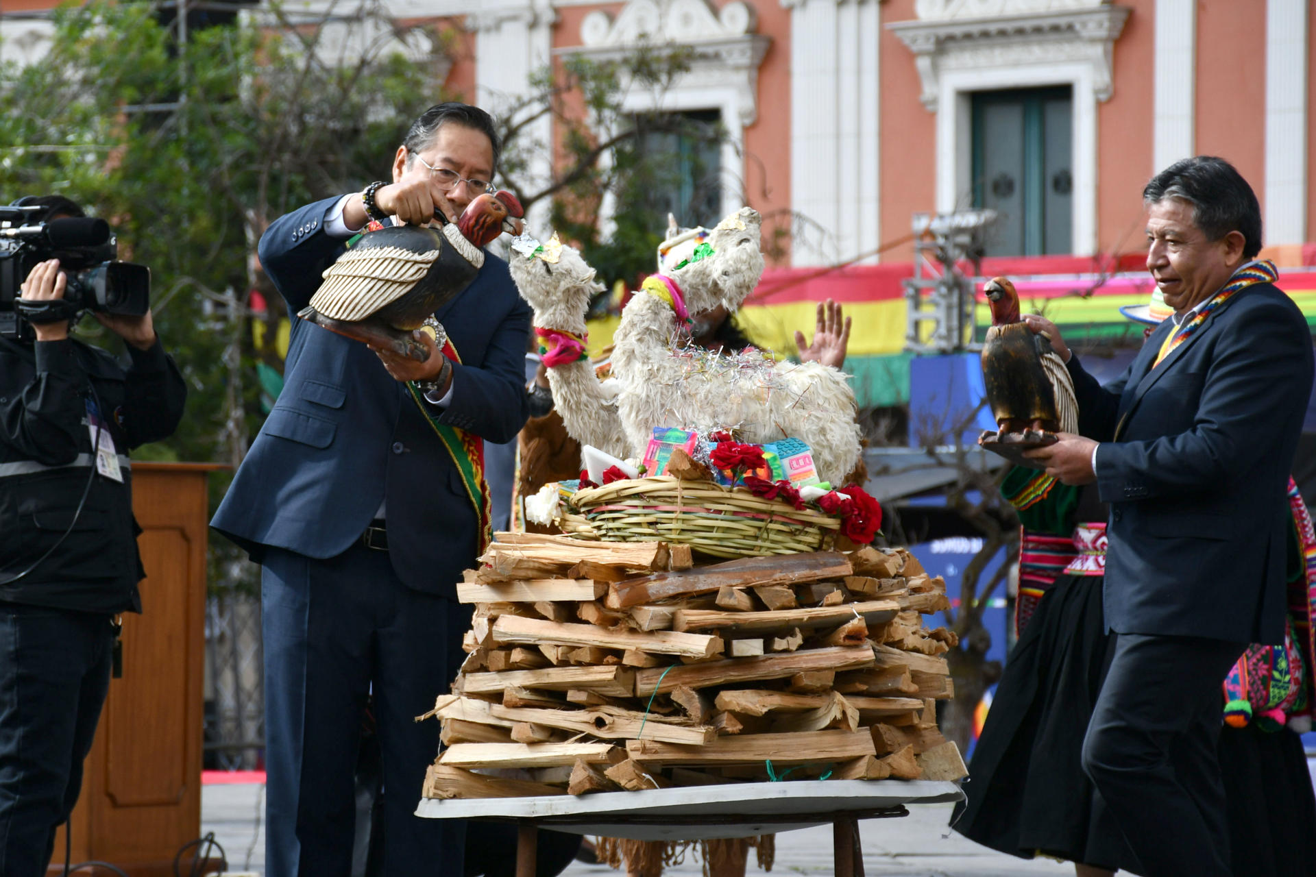 El presidente de Bolivia Luis Arce (i) y el vicepresidente David Choquehuanca (d), participan en una ceremonia ancestral para entregar una ofrenda a la Madre Tierra este viernes en La Paz (Bolivia). El presidente de Bolivia, Luis Arce, inició este viernes su quinto y último año de gestión con una ofrenda a la 'Pachamama' o Madre Tierra y un llamado a la unidad ante quienes "intentan socavar" la democracia, en medio de la pugna que tiene con el exmandatario Evo Morales (2006-2019) quien es el líder del oficialismo. EFE/Stringer
