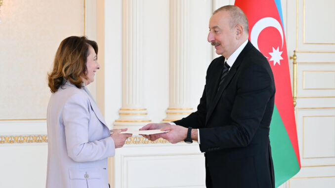 El presidente de Azerbaiyán, Ilham Aliyev (d), recibió hoy las cartas credenciales de la nueva embajadora de España en el país, Cristina Latorre Sancho (i), y aprovechó la ocasión para reiterar sus condolencias por las víctimas de las inundaciones causadas por la dana en Valencia y otras regiones españolas. EFE/Presidencia Azerbaiyán/Vugar Amrullayev -SOLO USO EDITORIAL/SOLO DISPONIBLE PARA ILUSTRAR LA NOTICIA QUE ACOMPAÑA (CRÉDITO OBLIGATORIO)-
