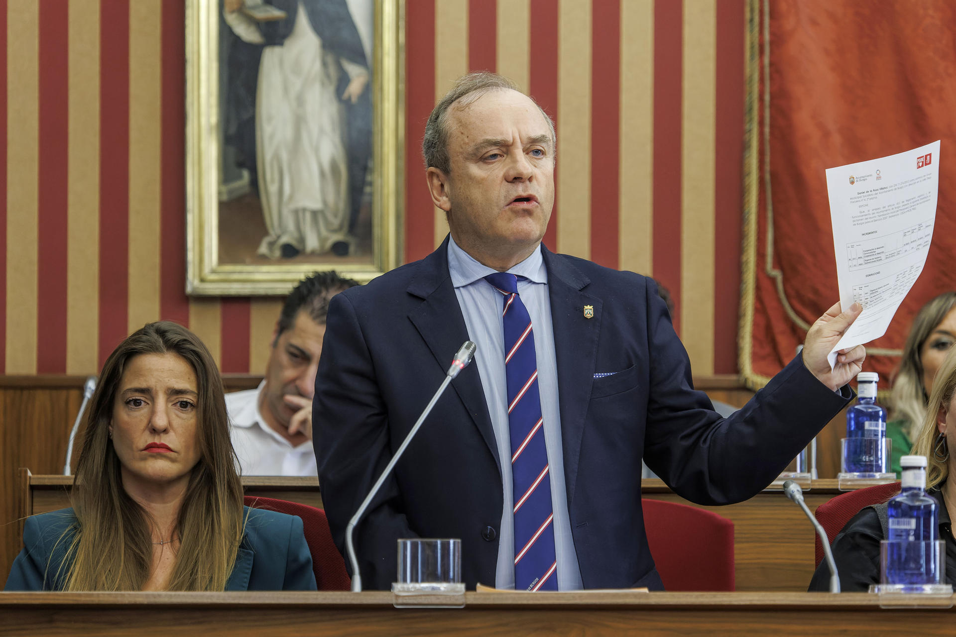 El portavoz del grupo municipal de Vox, Fernando Martínez-Acitores, junto con el resto de los concejales de VOX en el Ayuntamiento de Burgos, han votado en contra del presupuesto para el año 2025, rompiendo el pacto de gobierno, tras negarse a que el Ayuntamiento diese ayudas a las ONG que trabajan con migrantes. EFE/Santi Otero
