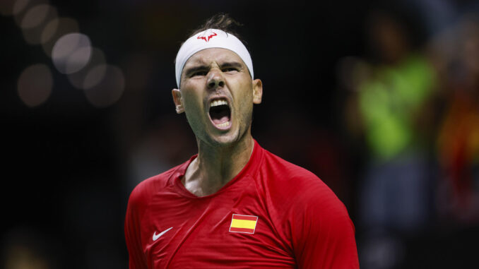 El tenista español Rafa Nadal ante el neerlandés Botic Van de Zandschulp durante el primer partido de los cuartos de final entre los equipos de España y Países Bajos, en el Palacio de los Deportes José María Martín Carpena de Málaga (Andalucía). EFE/ Jorge Zapata
