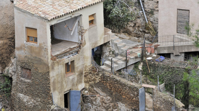 Estado en el que ha quedado la vivienda de la mujer cuyo cadáver ha sido encontrado y desde donde fue arrastrada por la corriente de agua, este domingo en Letur. EFE/Manu
