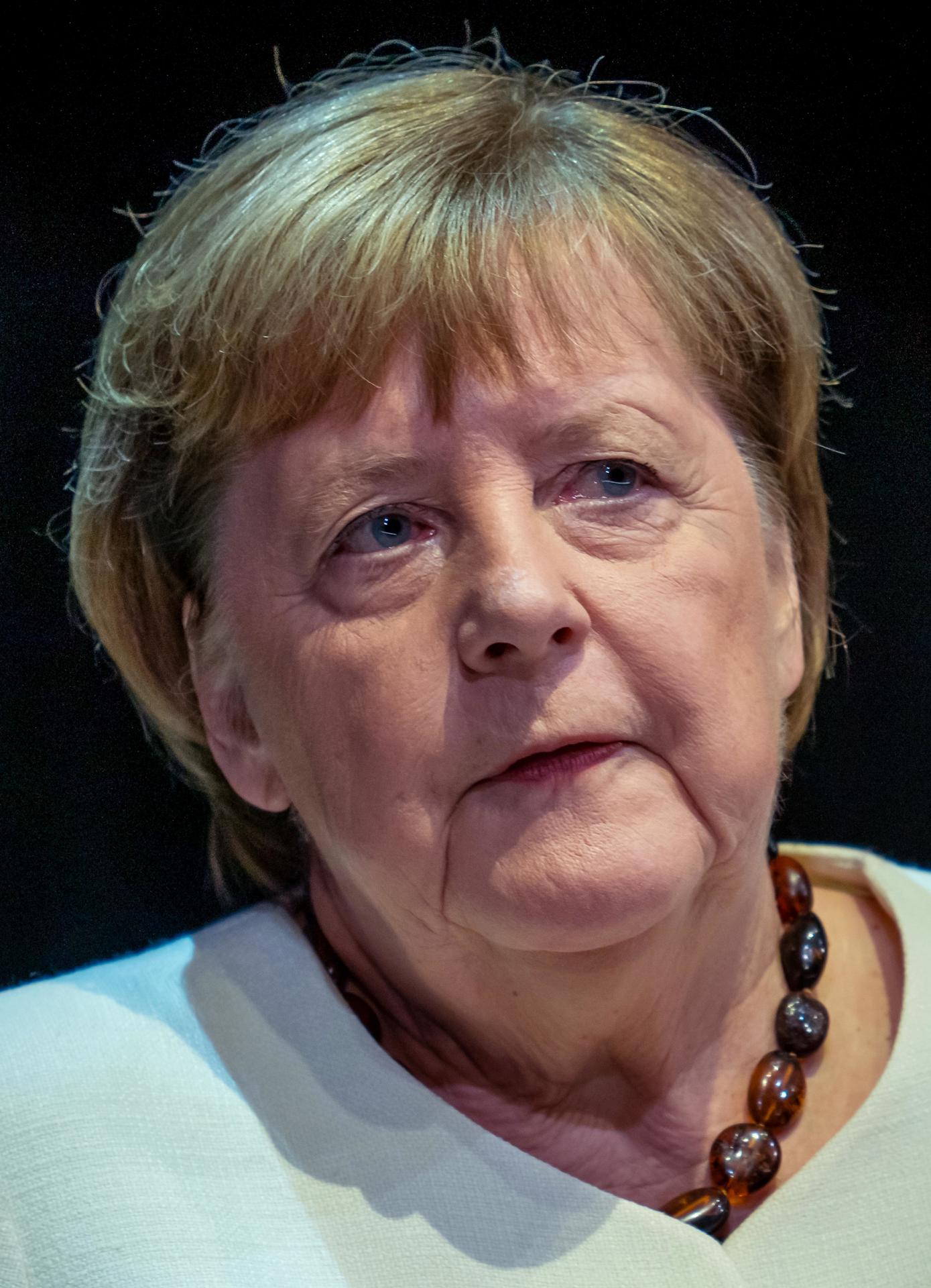 La ex canciller alemana Angela Merkel en el escenario durante la presentación de su libro 'Libertad. Recuerdos 1954 - 2021' en el Deutsches Theater de Berlín, Alemania, el 26 de noviembre de 2024. Las memorias políticas de Merkel se publicaron el 26 de noviembre de 2024. (Alemania) EFE/EPA/MICHAEL KAPPELER / POOL
