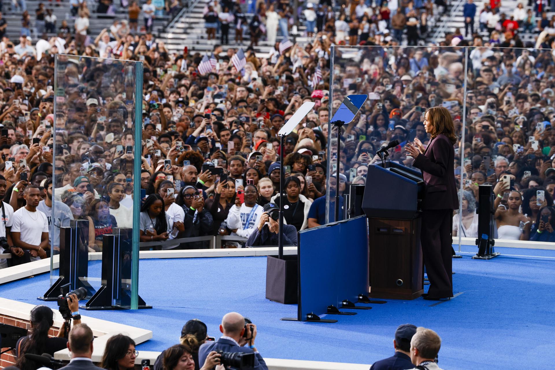 La vicepresidenta de EE.UU., Kamala Harris, habla en el escenario y acenta su derrota ante el presidente electo Donald Trump, en la Universidad Howard, en Washington, DC, EE. UU., el 6 de noviembre de 2024. EFE/SHAWN THEW
